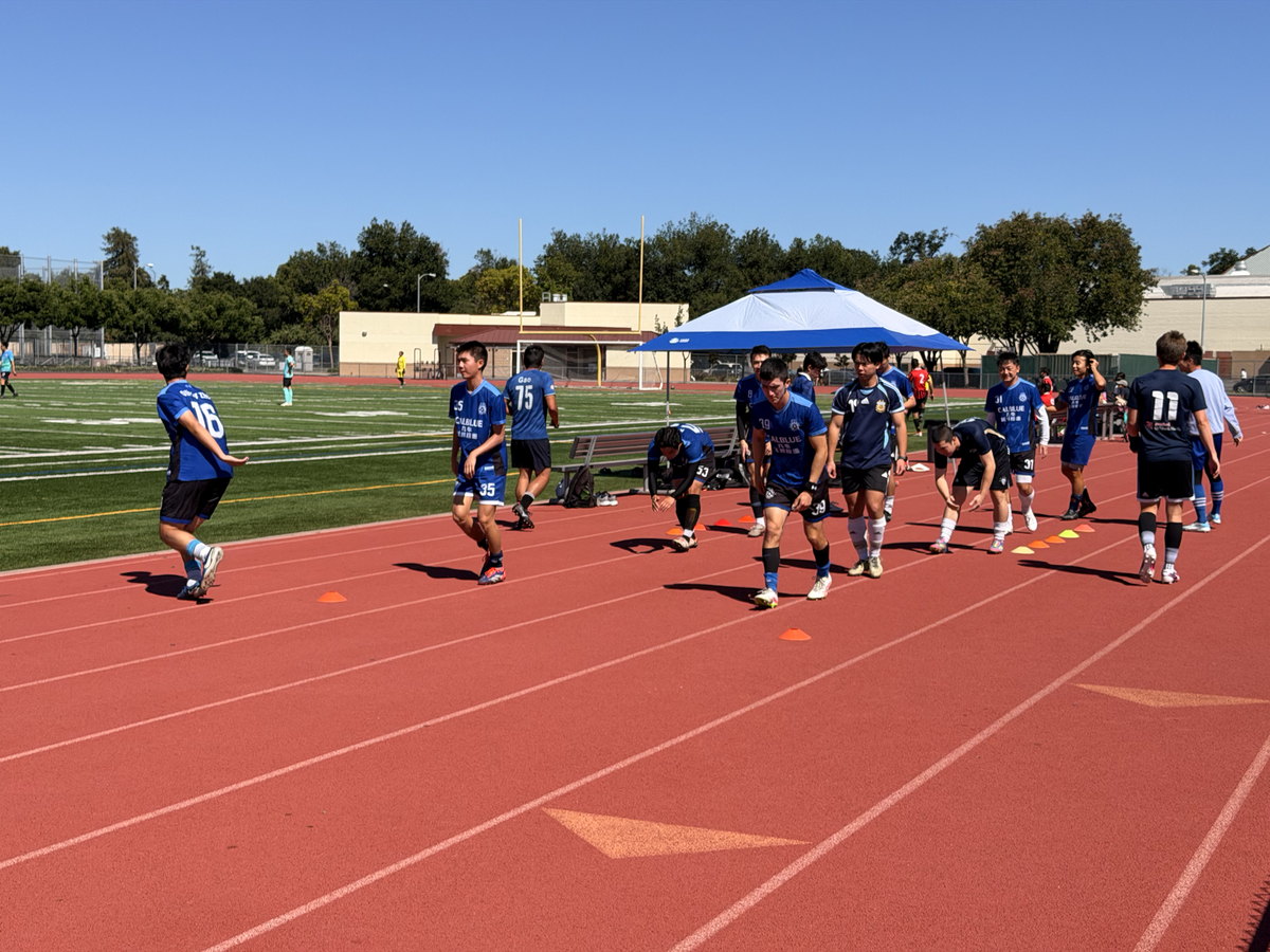 CalBlue players beginning their warmup beside the field