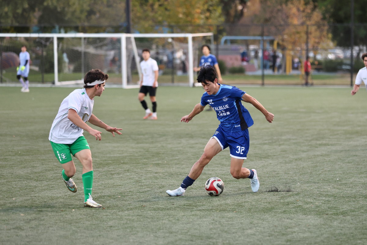 CalBlue player taking on an SF Glens defender