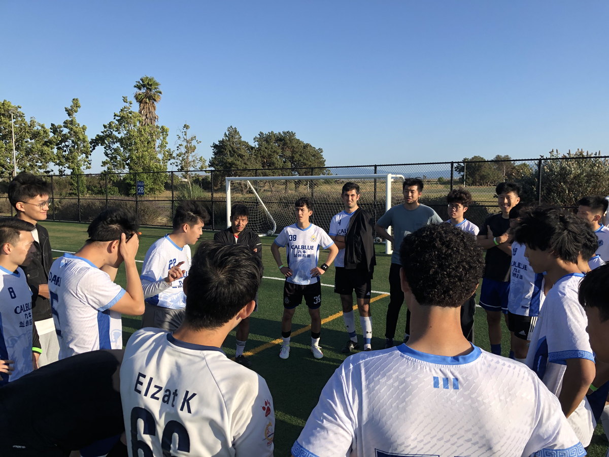 CalBlue players gathered in a pre-match huddle